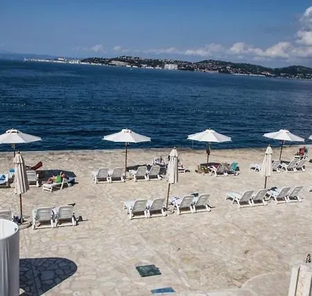 Family & Outside Pool Apartament *